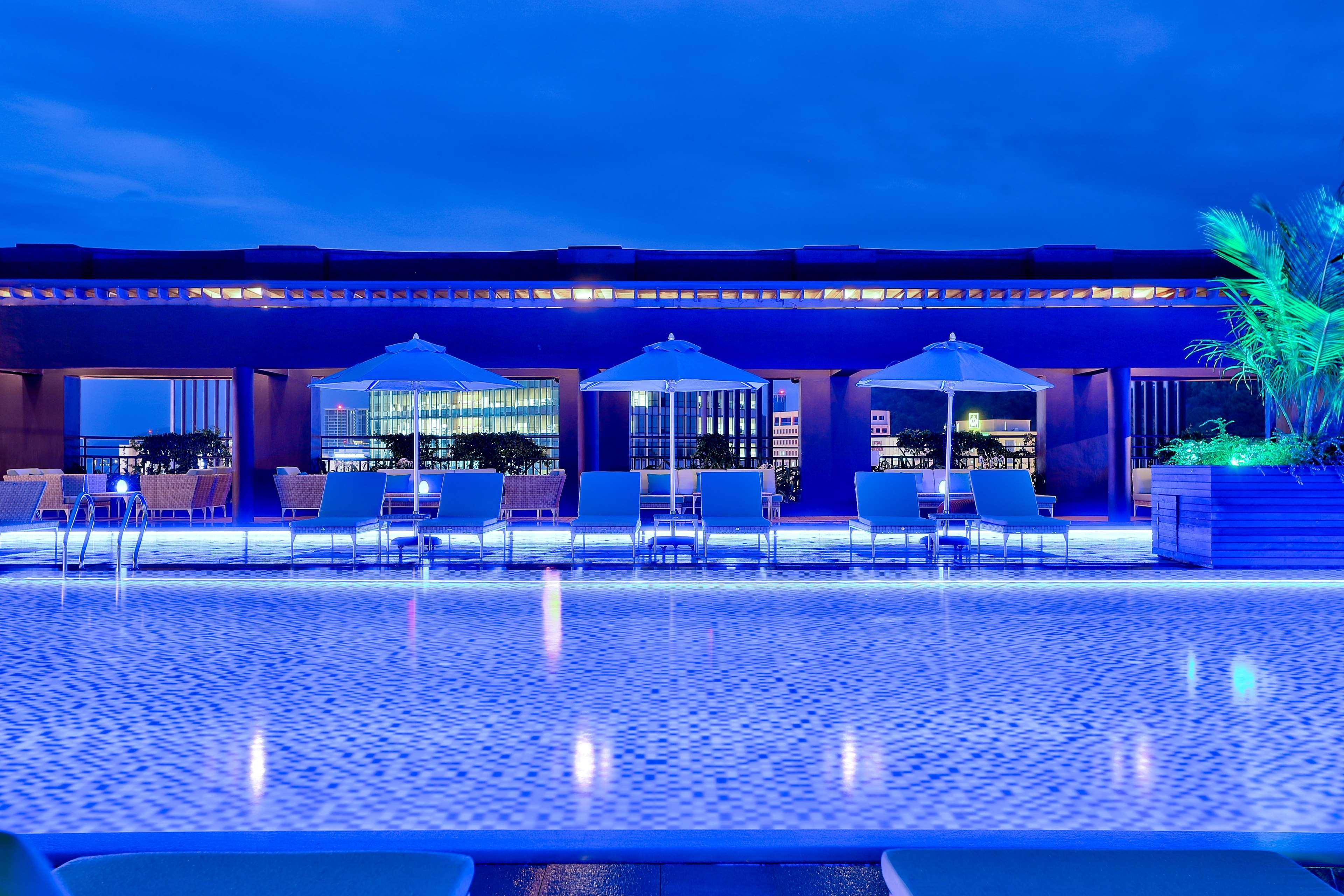 Hilton Kota Kinabalu Hotel Exterior foto The pool at the hotel