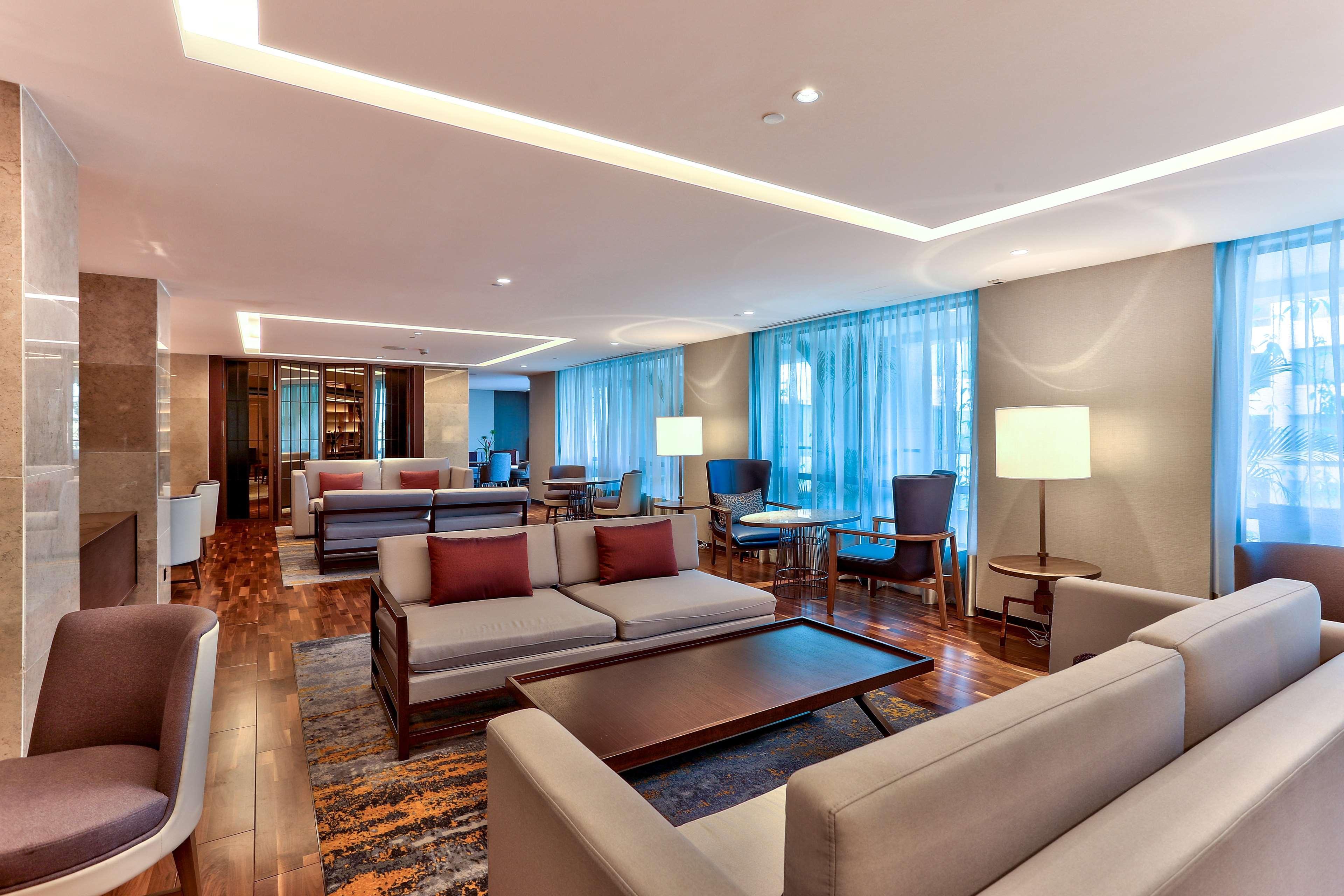 Hilton Kota Kinabalu Hotel Exterior foto The lounge at the airport