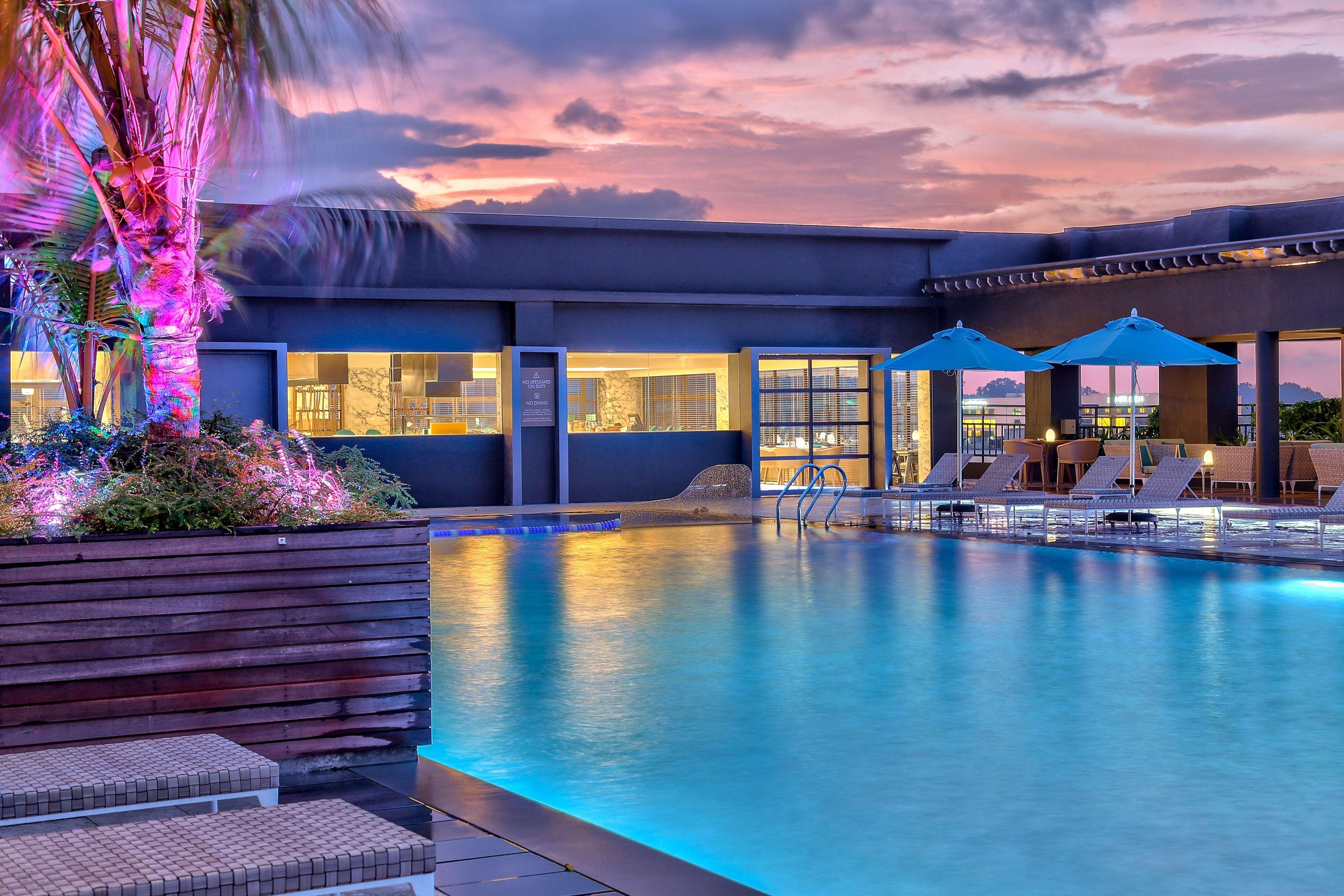 Hilton Kota Kinabalu Hotel Exterior foto The swimming pool at the hotel