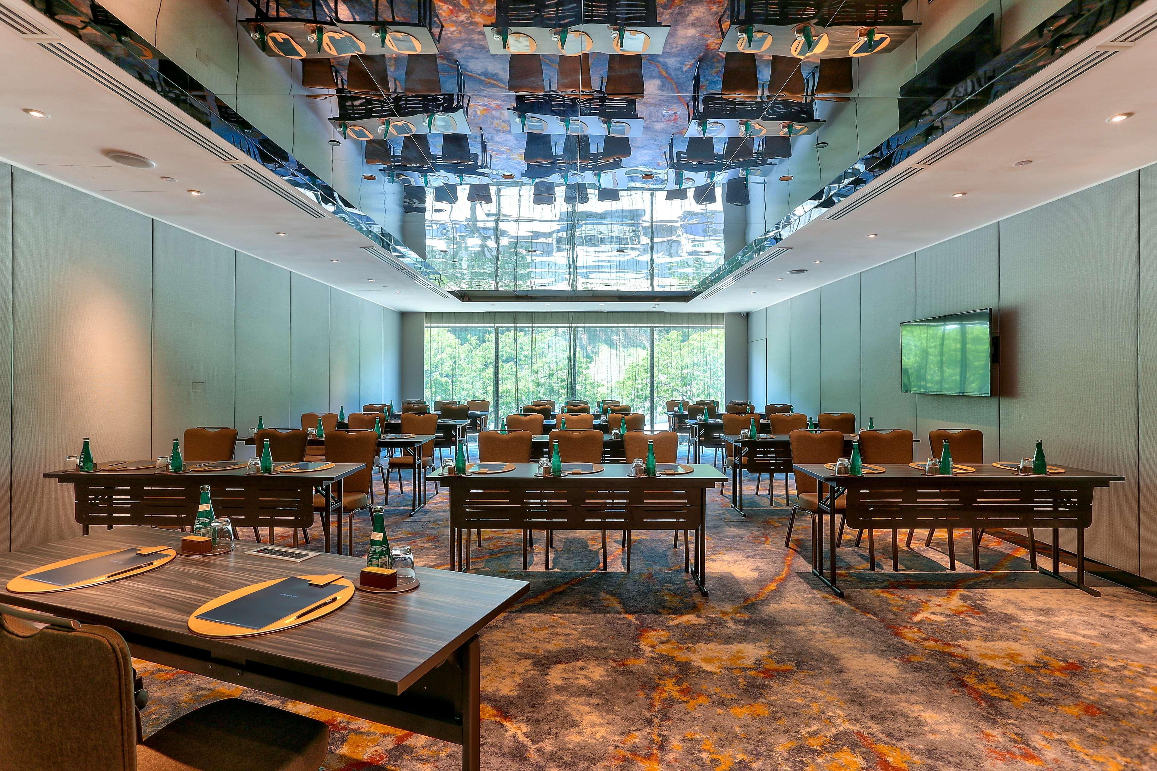 Hilton Kota Kinabalu Hotel Exterior foto Meeting room at the hotel