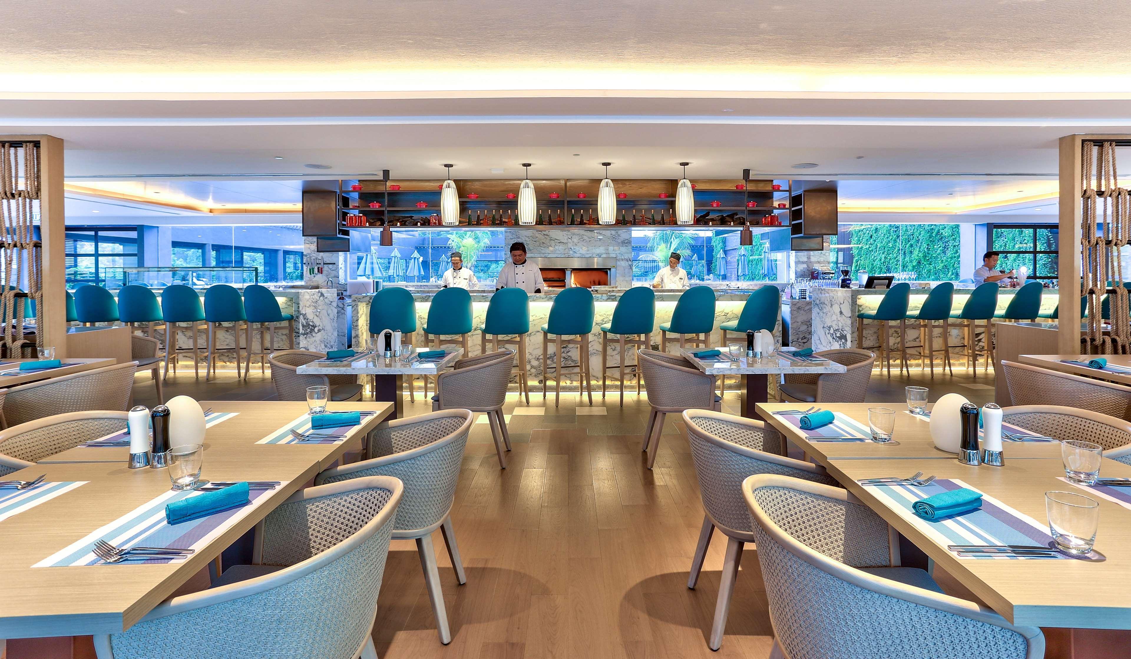 Hilton Kota Kinabalu Hotel Exterior foto The interior of the restaurant