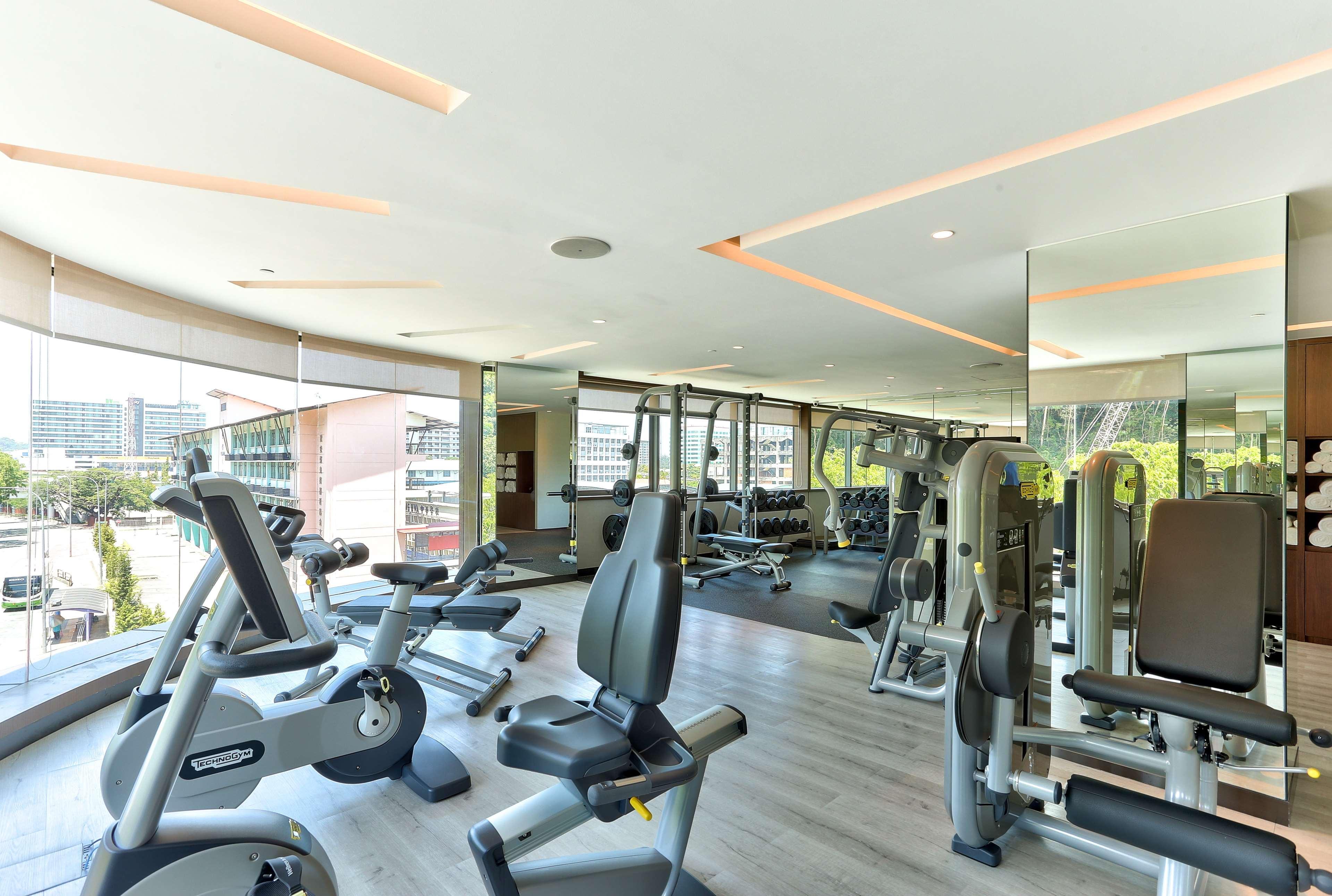 Hilton Kota Kinabalu Hotel Exterior foto The gym at the hotel
