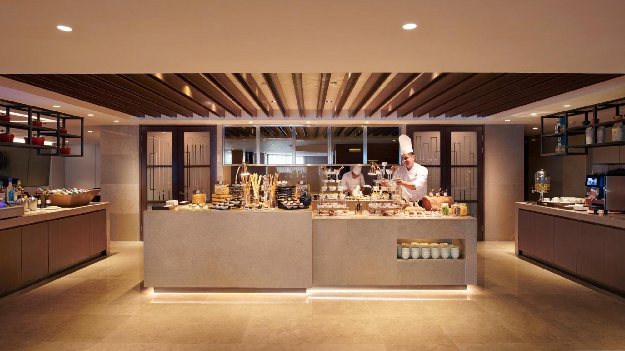 Hilton Kota Kinabalu Hotel Exterior foto The buffet at the lounge