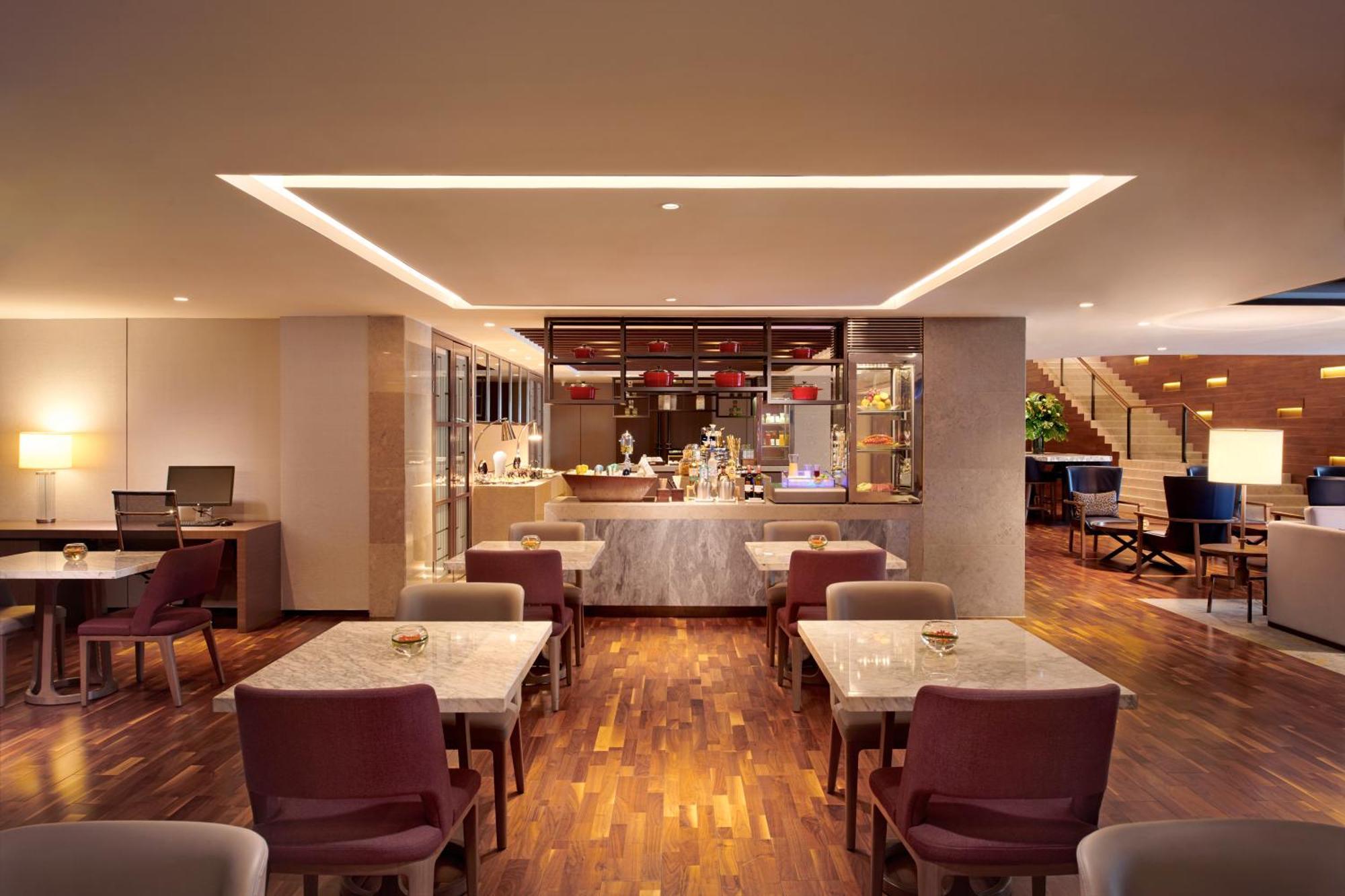Hilton Kota Kinabalu Hotel Exterior foto The lounge at the airport