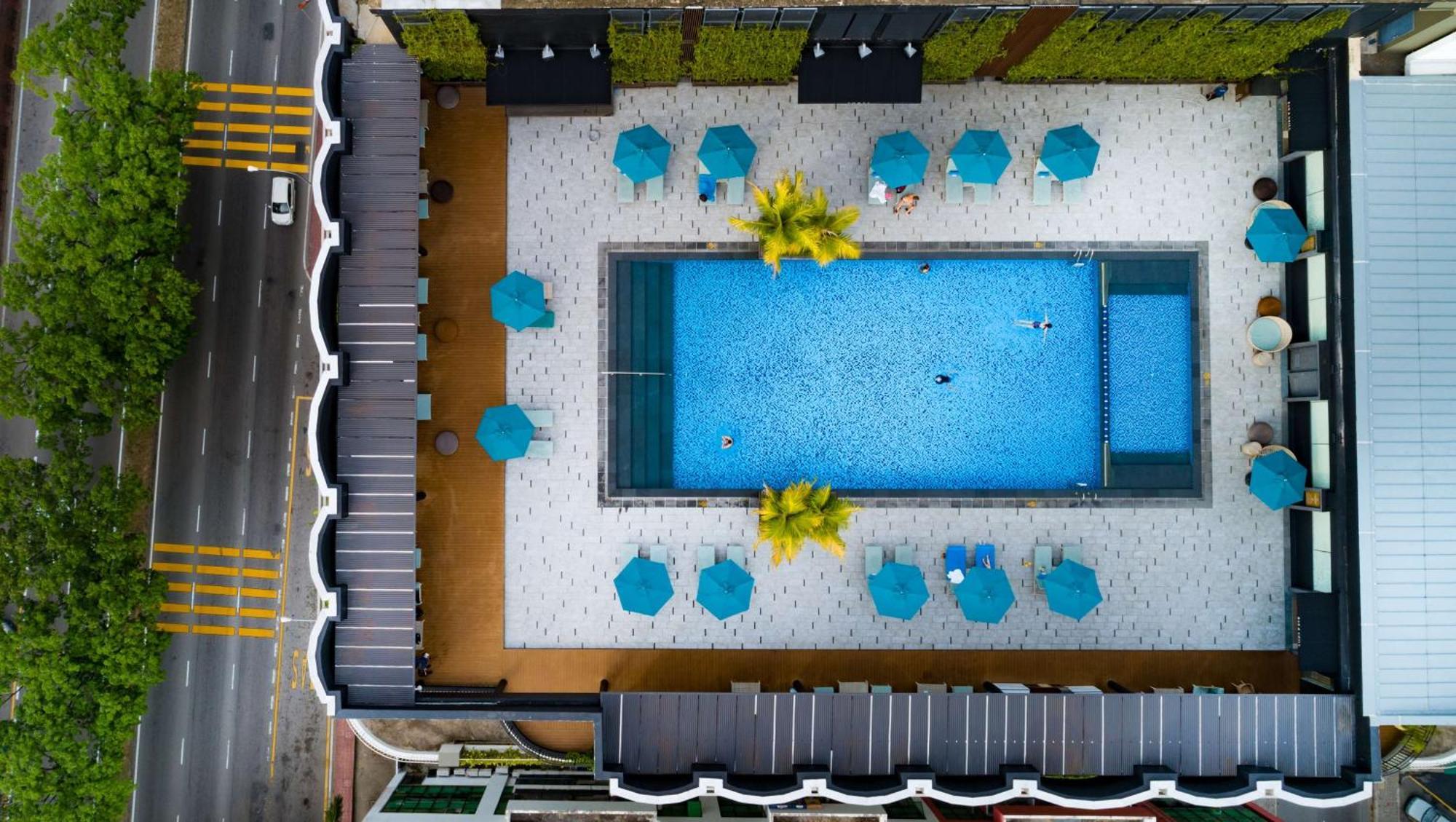 Hilton Kota Kinabalu Hotel Exterior foto Aerial view of the pool